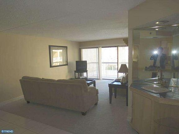 4th image of 1704 N Park Dr APT 105