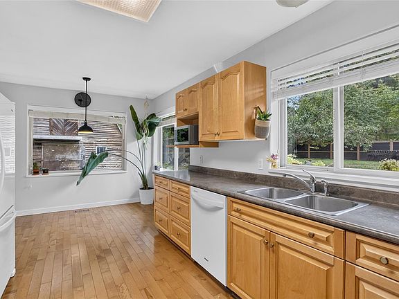 3rd image of 936 Arden Rd