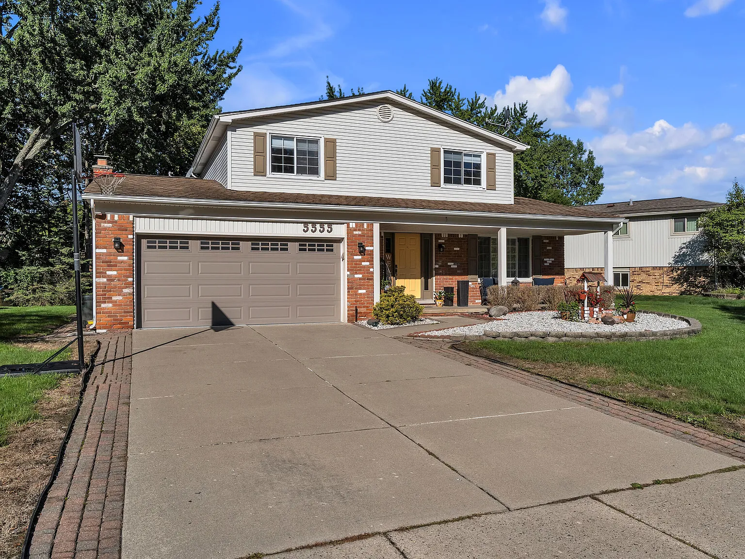 3 bed, 3.0 bath, 2427 sqft, $3,500 — Photo 2