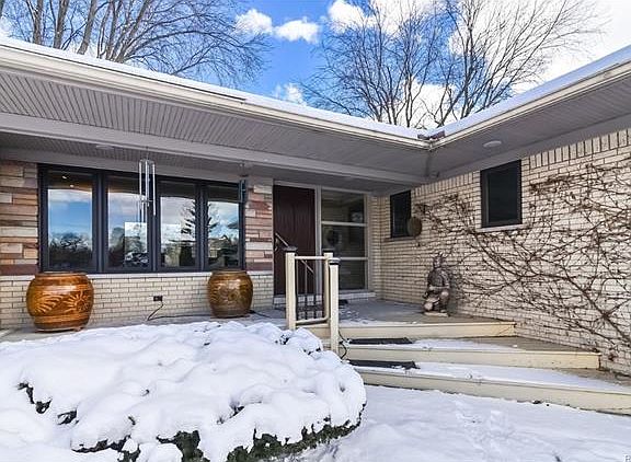 3rd image of 172 Hurondale Dr