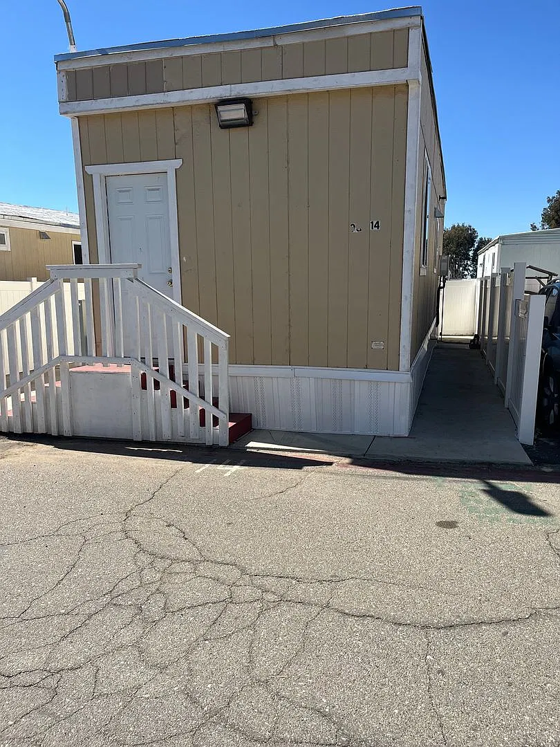 Hitching Post — Photo 1