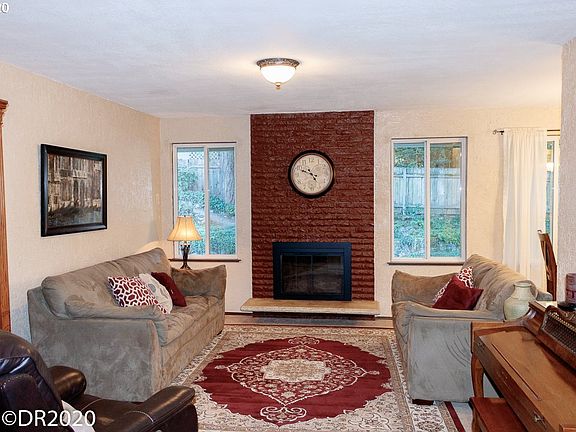 3rd image of 14437 SE Hillgrove Ct