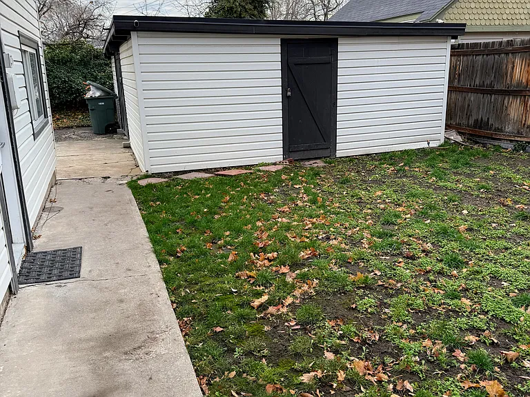 1027 E Emerson Ave #D — Photo 15