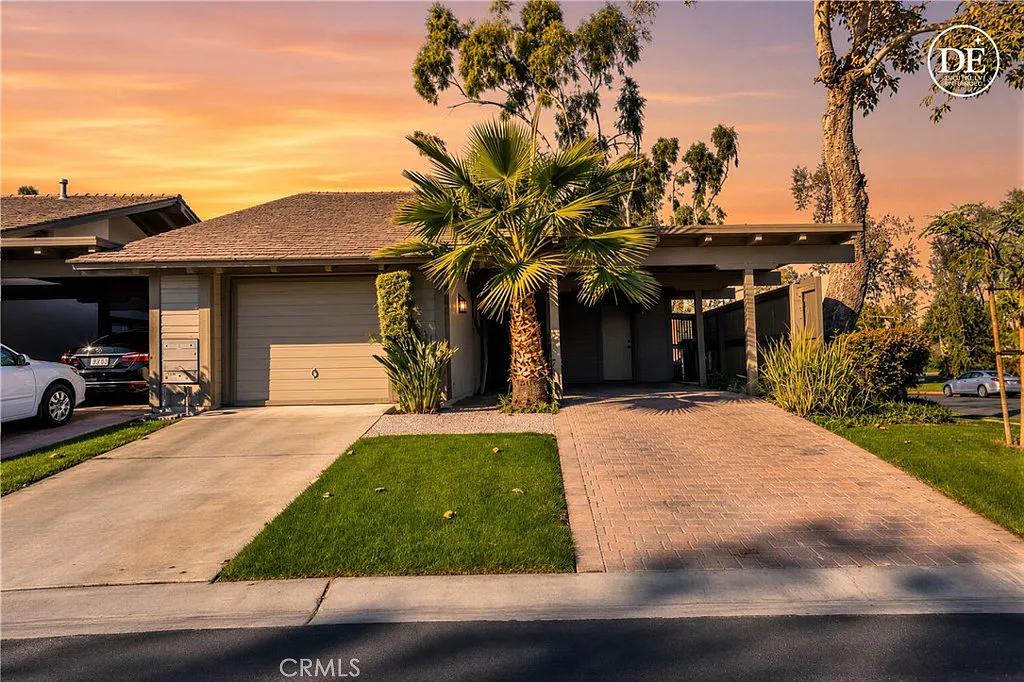 3 bed, 2.5 bath, 1645 sqft, $4,770 — Photo 2