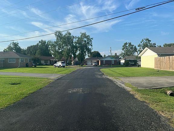 4th image of 2414 Hampton Ln