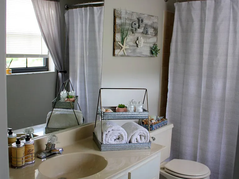 NE Collins Cir — Photo 12