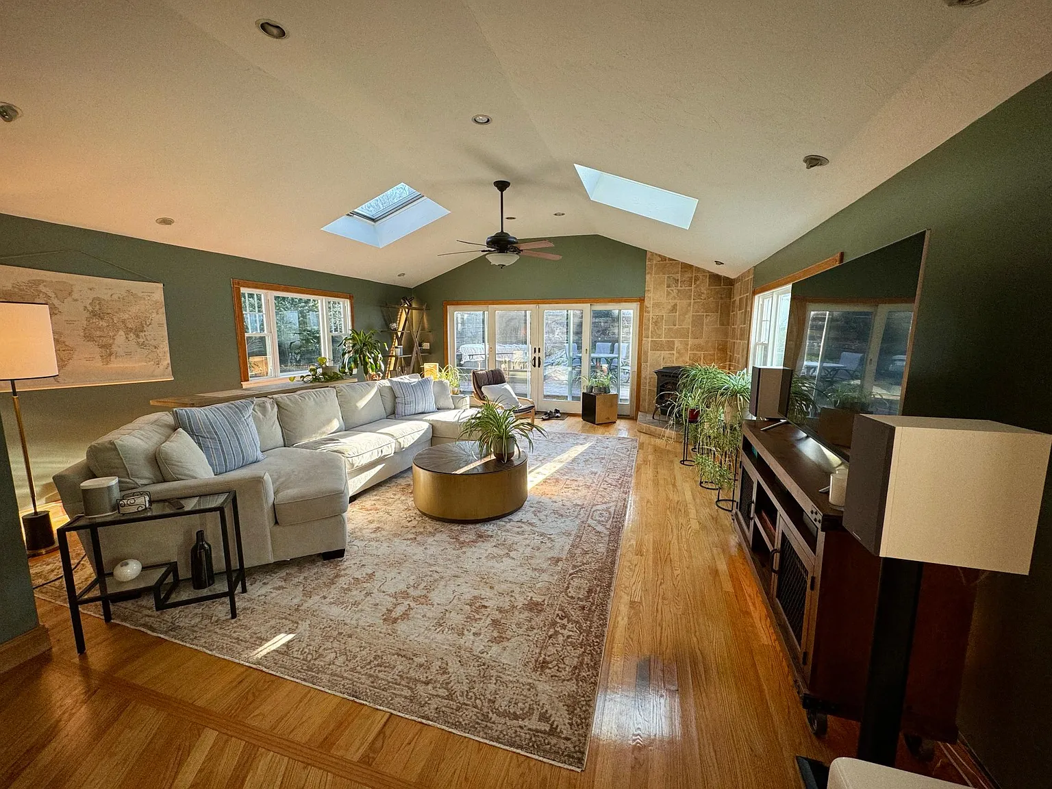 4 bed, 3032 sqft, $1,400 — Photo 4