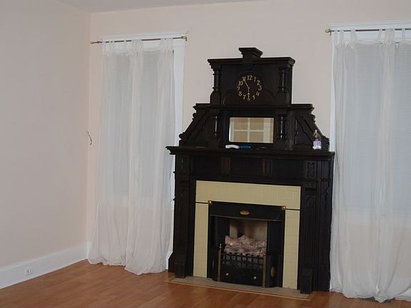 LR gas fireplace/Clock Mante