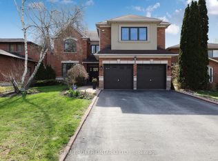 8 McQuaid Ct, East Gwillimbury, ON L9N 1E8