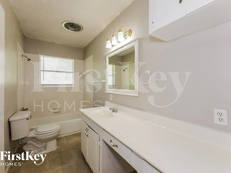 613 E University Ave — Photo 13