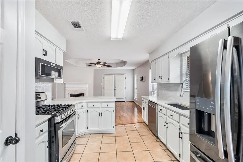 3 bed, 2.0 bath, 1690 sqft, $1,950 — Photo 3