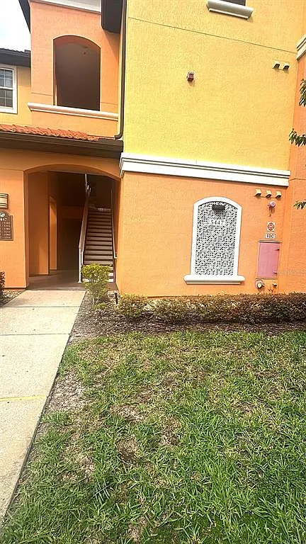 3 bed, 2.0 bath, 1232 sqft, $2,300 — Photo 2