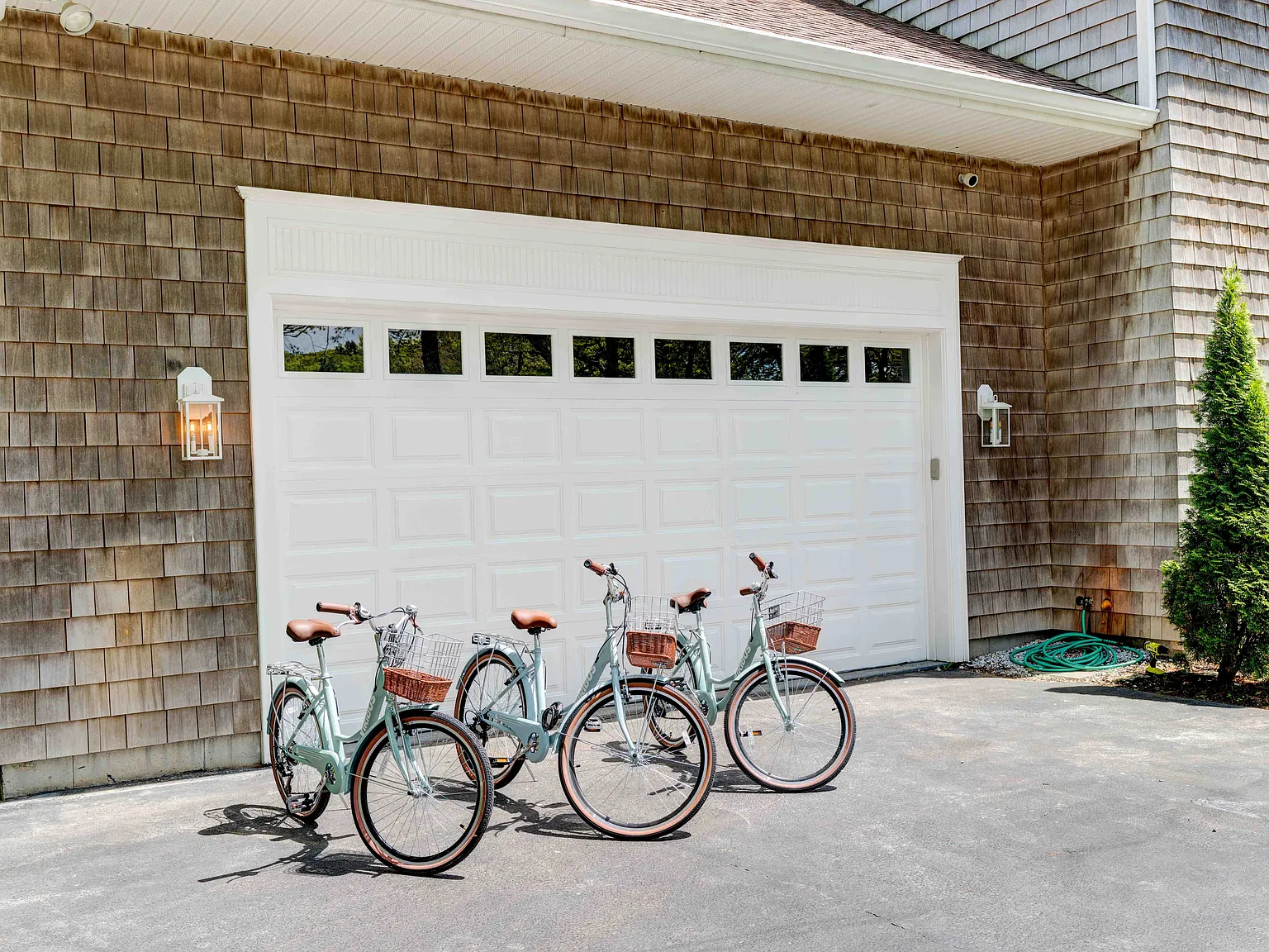 Newly Renovated Hamptons Home with Movie Theater, Pool, Gameroom — Photo 3