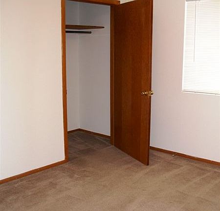 Center Ave Apt 3 bdrm 1 closet