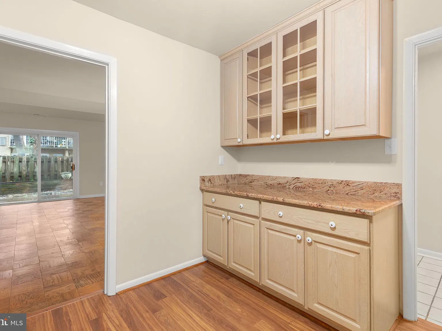 3 bed, 3.0 bath, 1320 sqft, $2,100 — Photo 4