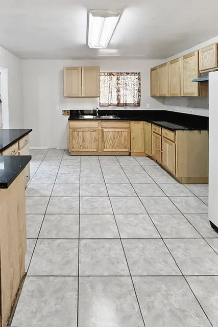 5 bed, 1800 sqft, $3,200 — Photo 4