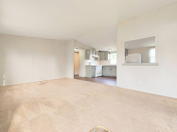 3rd image of 205 Sunshine Dr