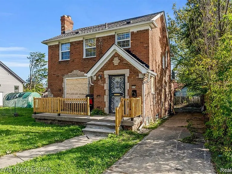 5574 Buckingham Ave — Photo 2