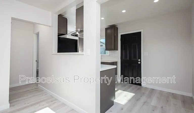 112 E 5th St — Photo 5