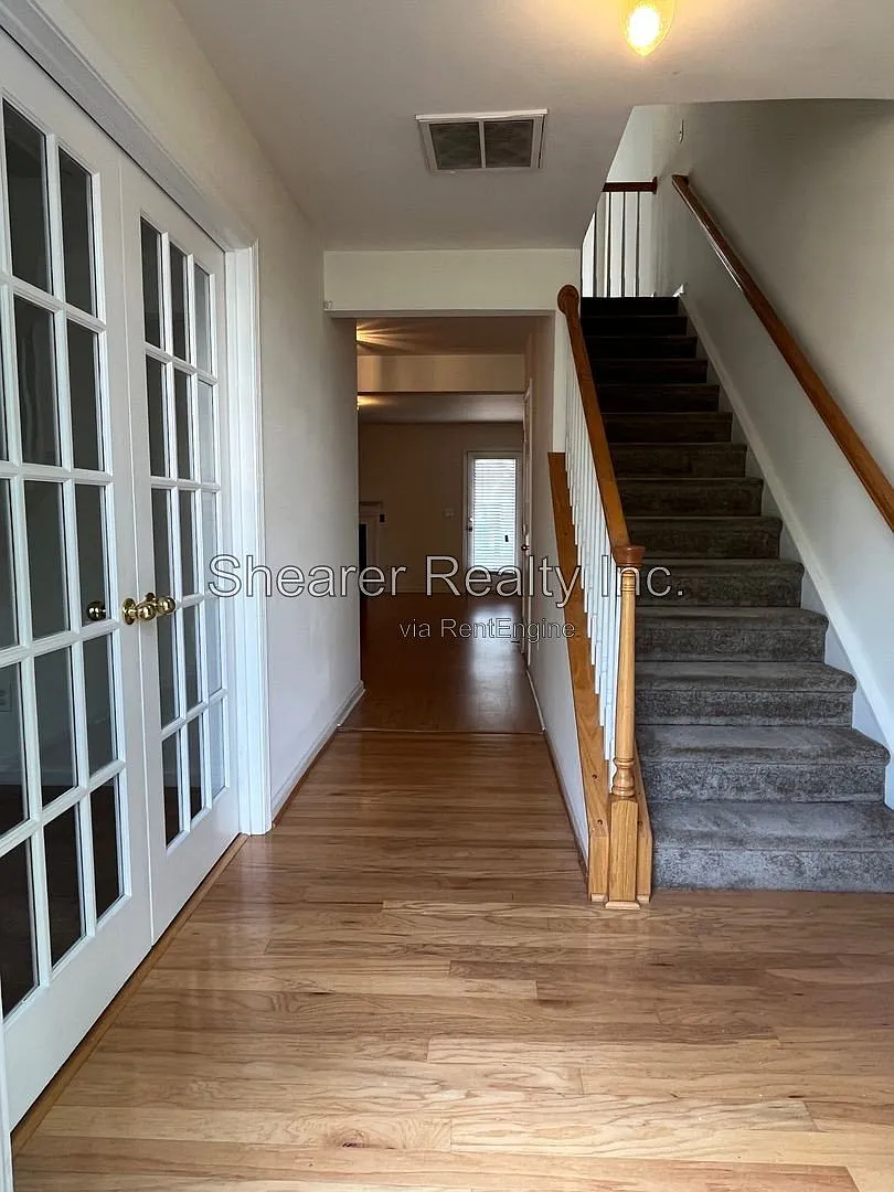 3 bed, 3.5 bath, 2220 sqft, $2,200 — Photo 2