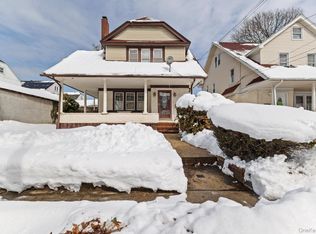 18811 Dormans Rd, Saint Albans, NY 11412