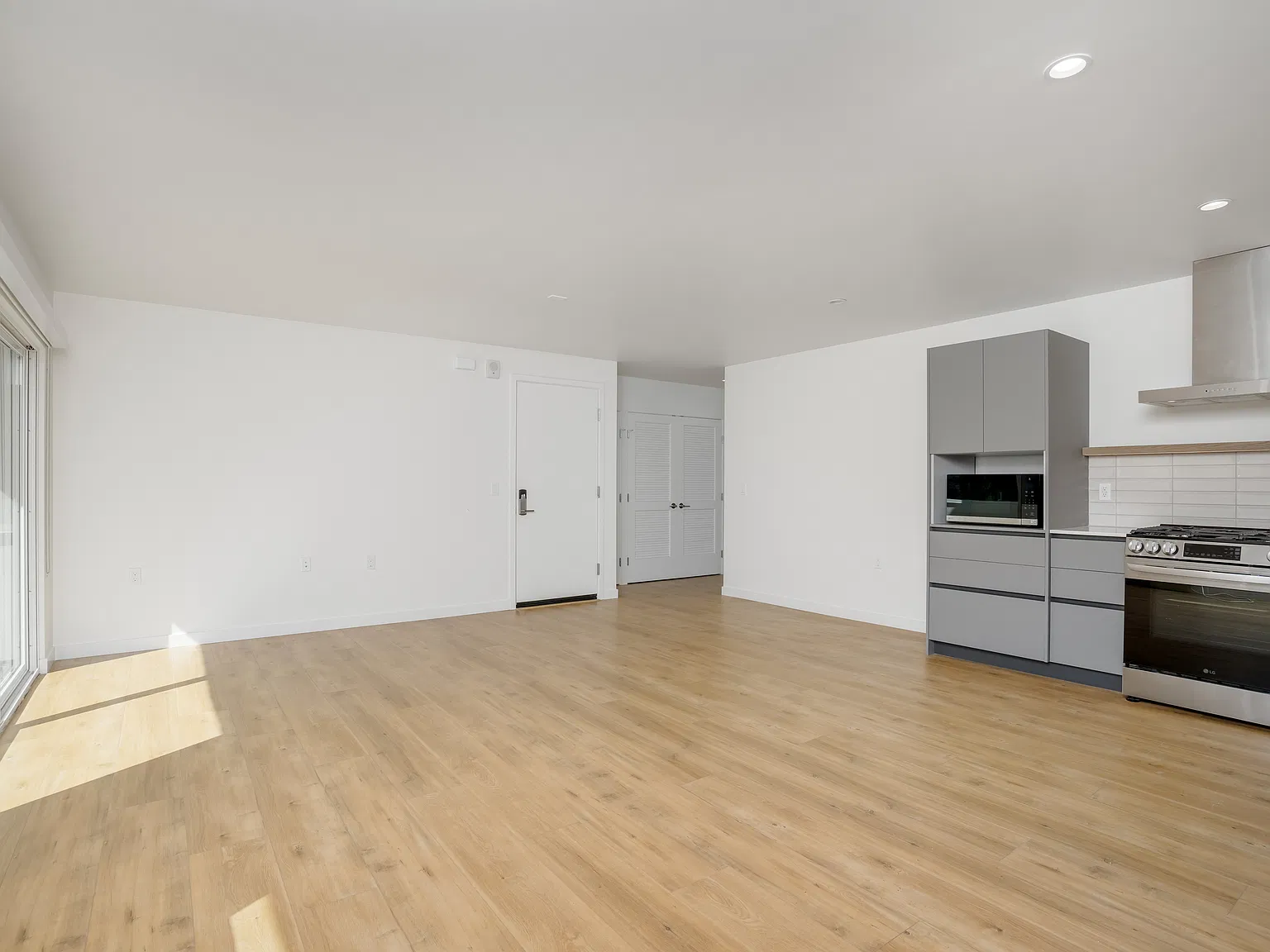 1422 Tamarind Ave — Photo 3