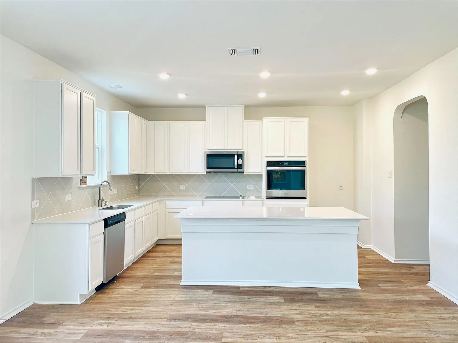 4 bed, 2.5 bath, 2533 sqft, $2,250 — Photo 3