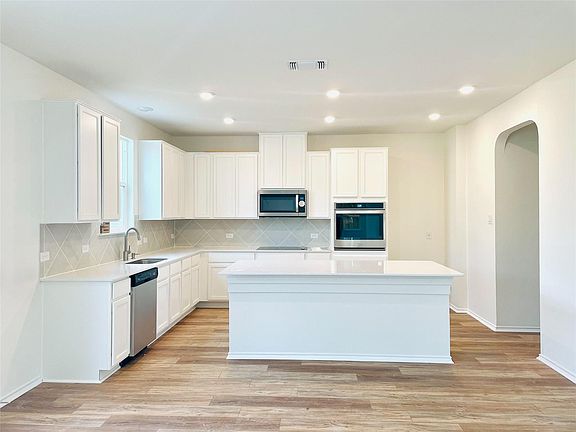 3rd image of 2016 Alexander Oaks Dr