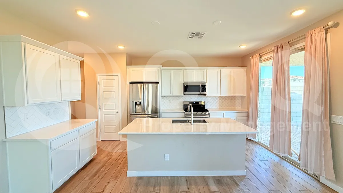 3 bed, 2.5 bath, 1706 sqft, $2,350 — Photo 2