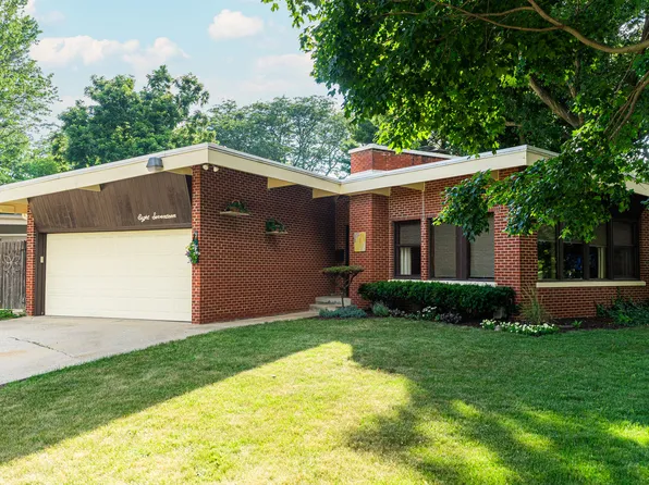 817 Meadow Ln, Sycamore, IL 60178