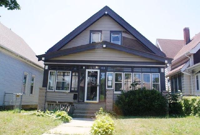 1st image of 2411 W Auer Ave