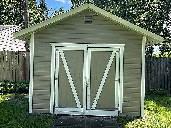 5th image of 1222 Edwin St