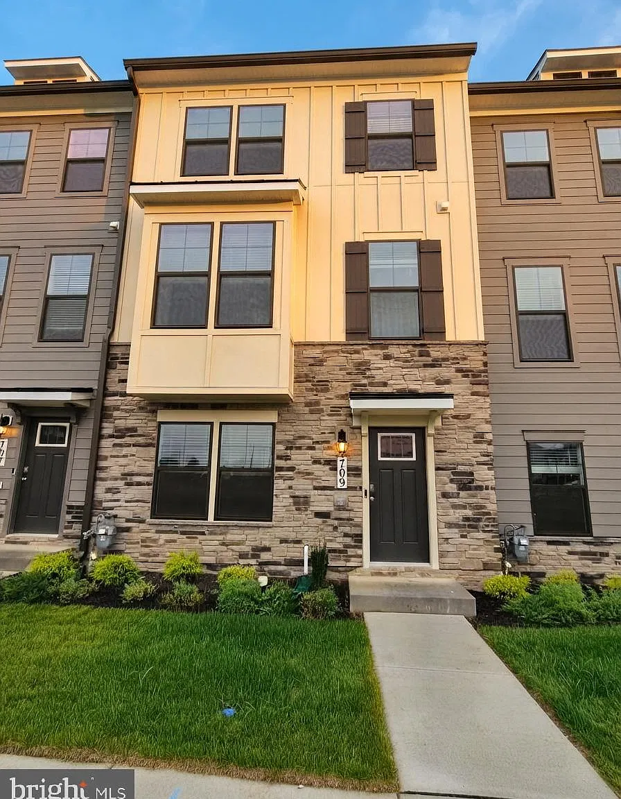 4 bed, 3.5 bath, 2382 sqft, $3,000 — Photo 1