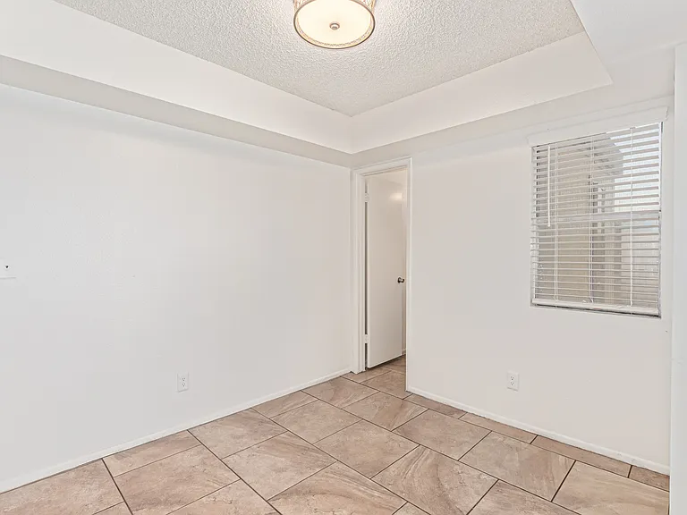 5810 N 48th Ln — Photo 6