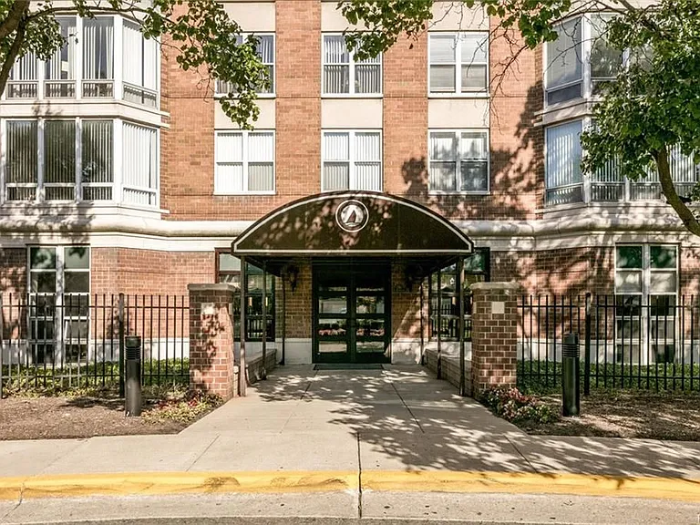 250 E Harbortown Dr — Photo 4