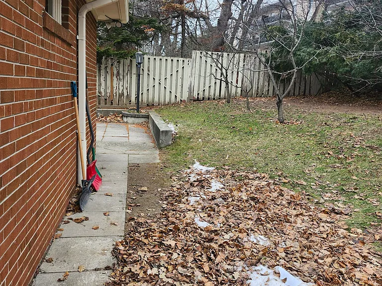 223 Old Yonge St #LOWER — Photo 12