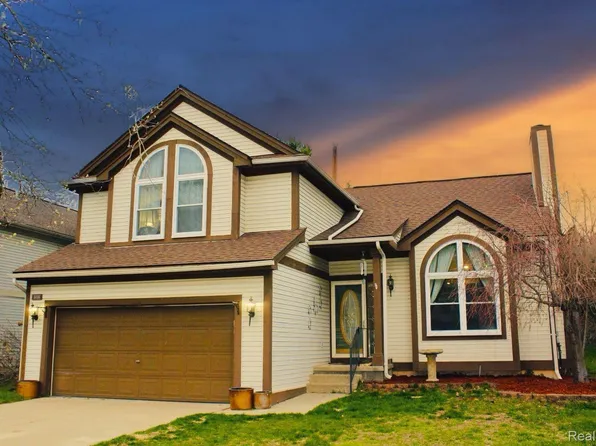 6886 Fox Ln, Waterford, MI 48327