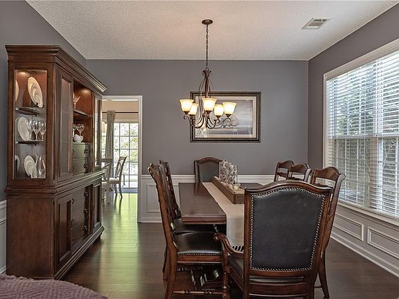 5th image of 190 Wallnut Hall Cir