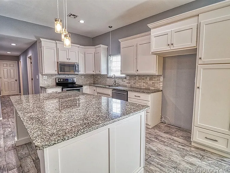 107 Hillside Ln — Photo 4