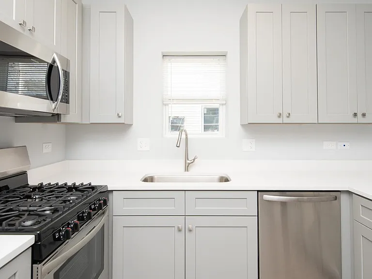 1813 W Cermak Rd #3 — Photo 6