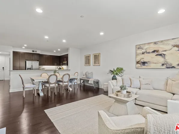 10878 Bloomfield St #210, Toluca Lake, CA 91602