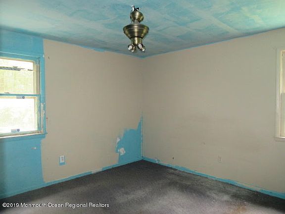 5th image of 558 Larch Ave