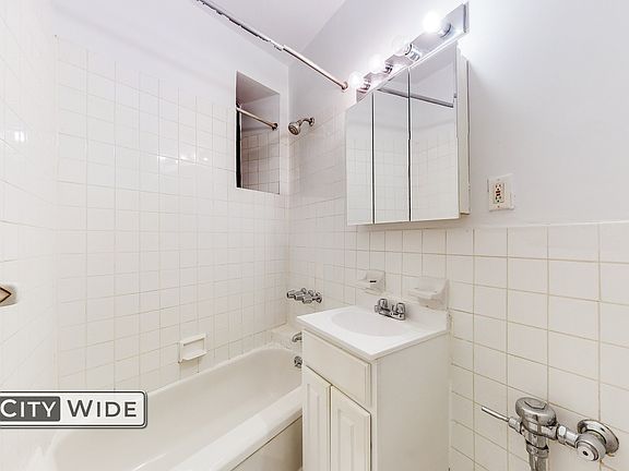 4th image of 318 E 89th St #1H