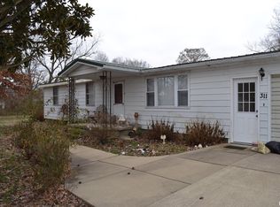 311 W Dawes St, Broughton, IL 62817
