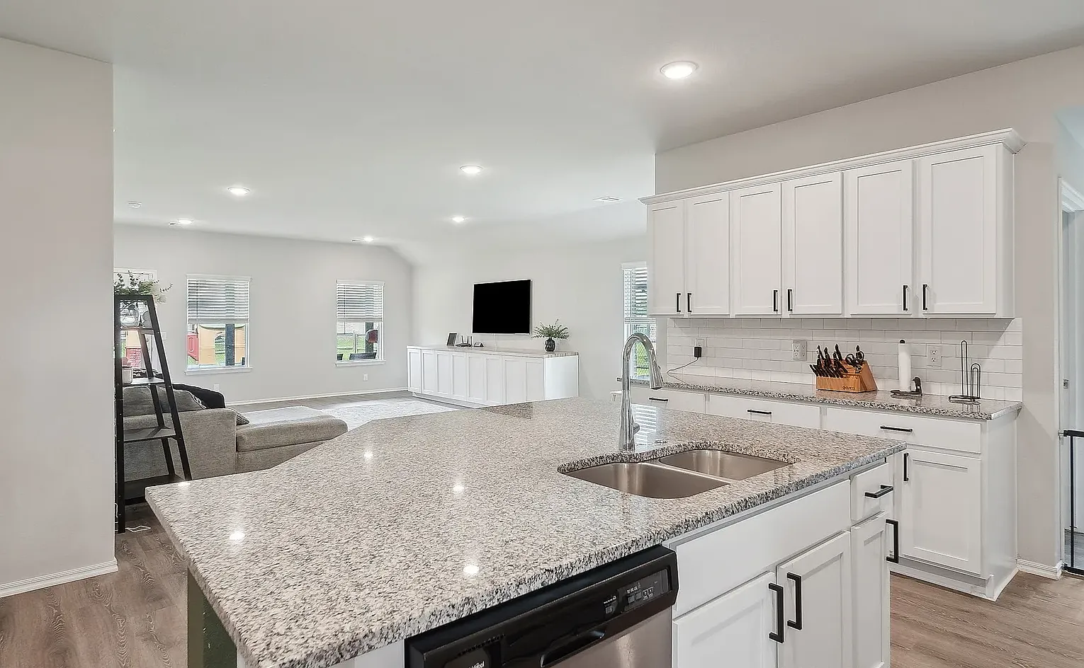 4 bed, 2063 sqft, $2,400 — Photo 2