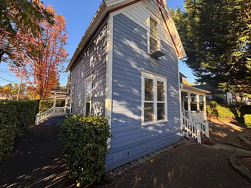 1105 1st Ave NE Photo 1