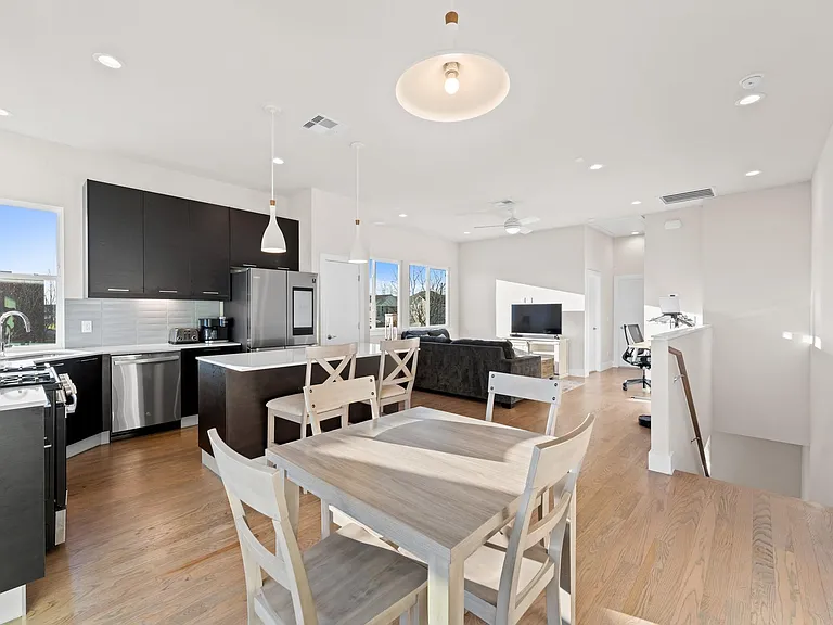 4904 Noble St — Photo 3