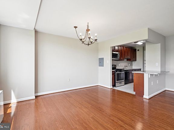 4th image of 10401 Grosvenor Pl APT 825