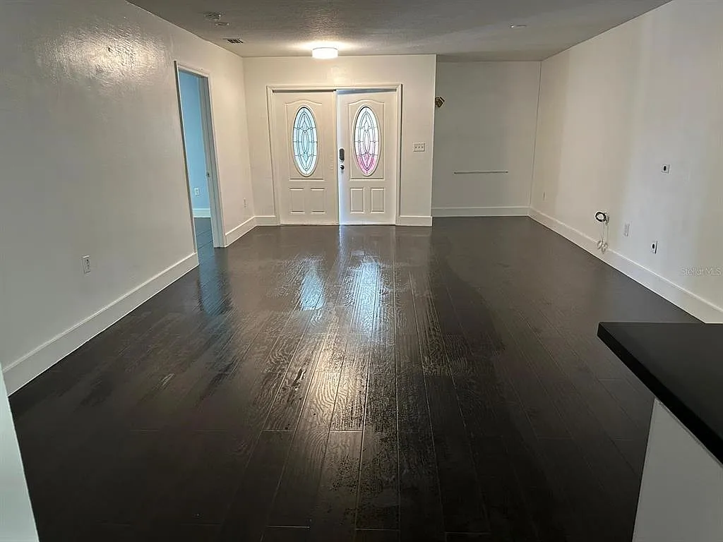 3 bed, 2.0 bath, 1284 sqft, $3,150 — Photo 2