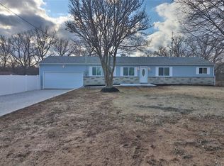 5633 Center Dr, Imperial, MO 63052